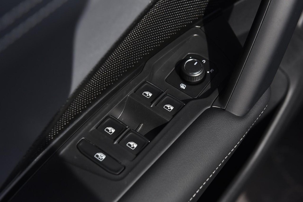 Volkswagen Tiguan Vehicle Full-screen Gallery Image 8
