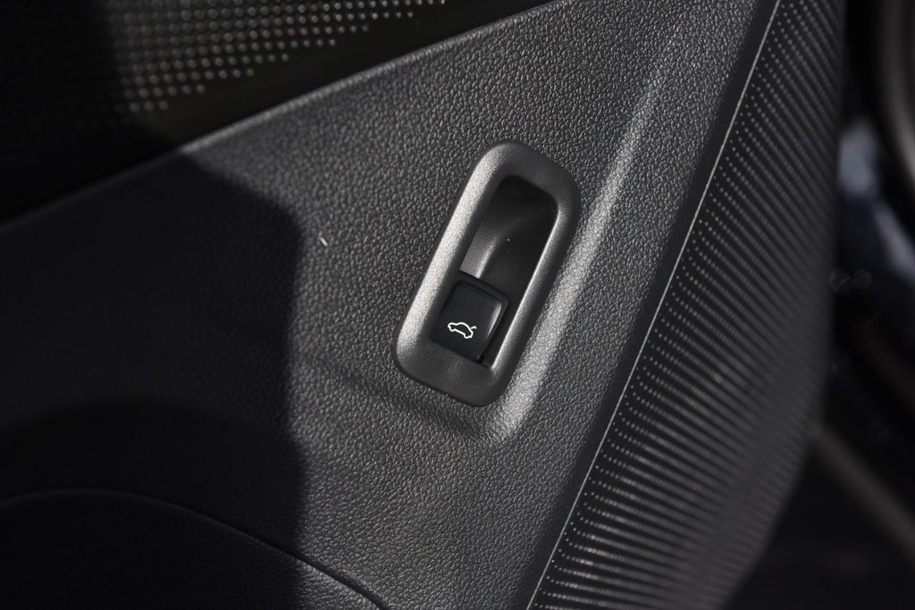 Volkswagen Tiguan Vehicle Full-screen Gallery Image 9