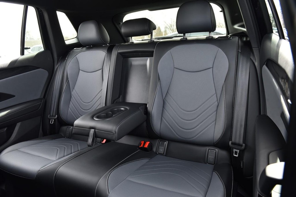 Volkswagen Tiguan Vehicle Full-screen Gallery Image 22