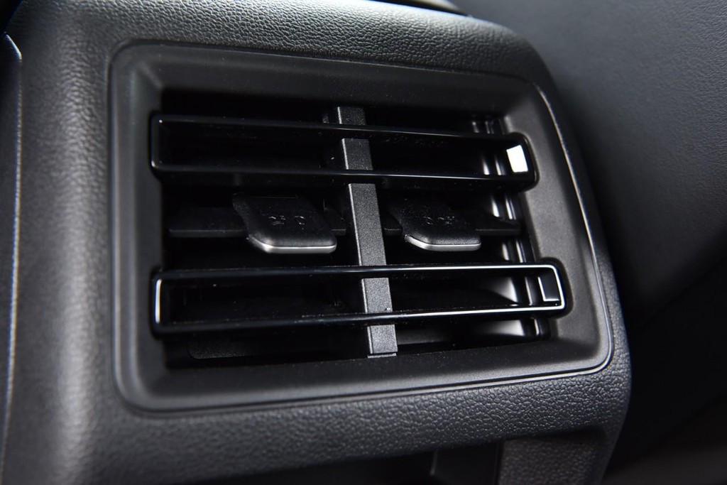 Volkswagen Tiguan Vehicle Full-screen Gallery Image 23