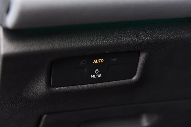 Volkswagen Tiguan Vehicle Image 11