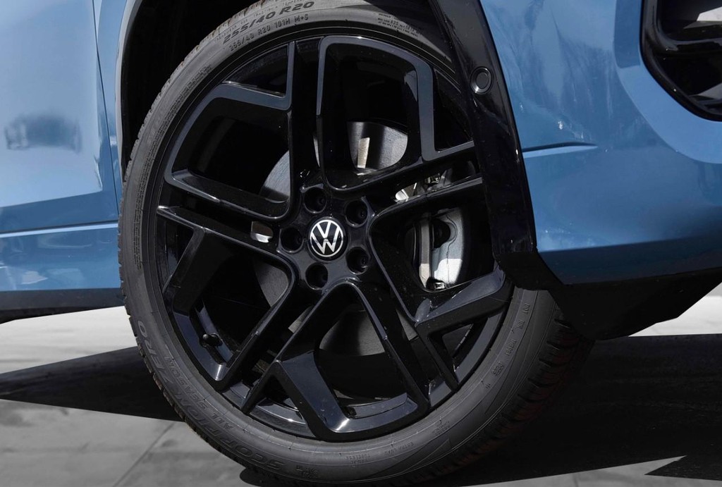 Volkswagen Tiguan Vehicle Full-screen Gallery Image 3