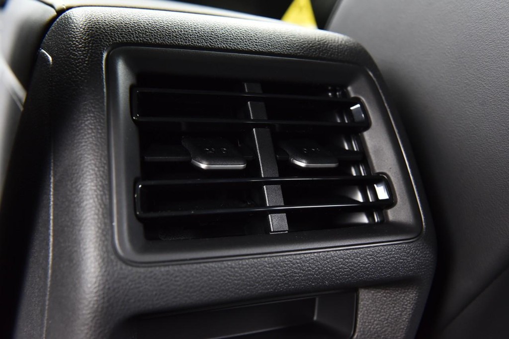 Volkswagen Tiguan Vehicle Full-screen Gallery Image 23