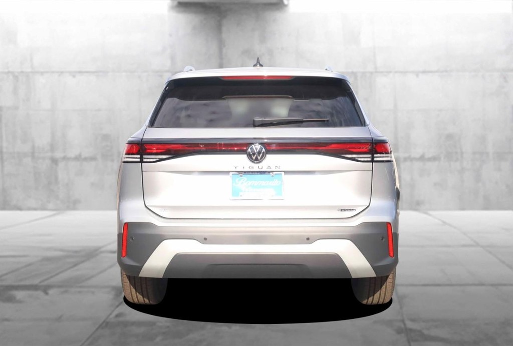 Volkswagen Tiguan Vehicle Full-screen Gallery Image 6