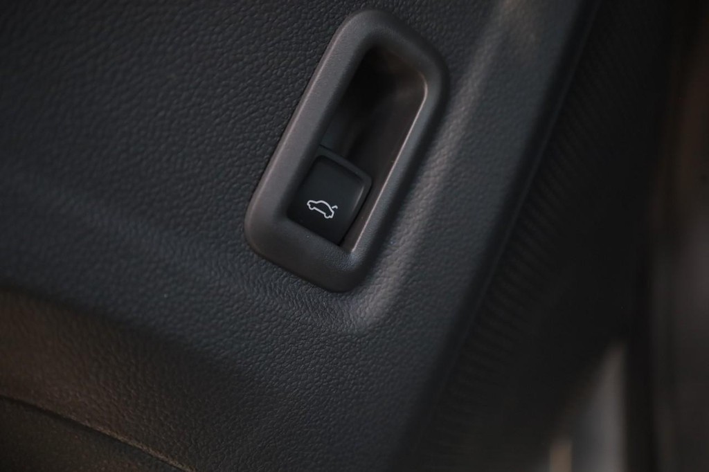 Volkswagen Tiguan Vehicle Full-screen Gallery Image 12