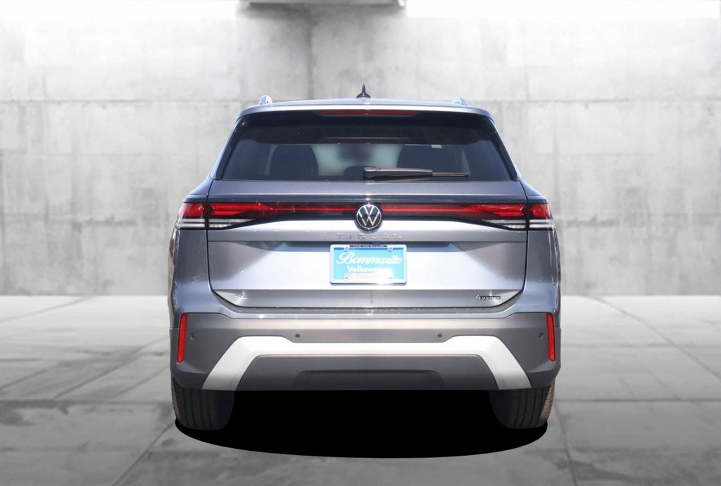Volkswagen Tiguan Vehicle Full-screen Gallery Image 6