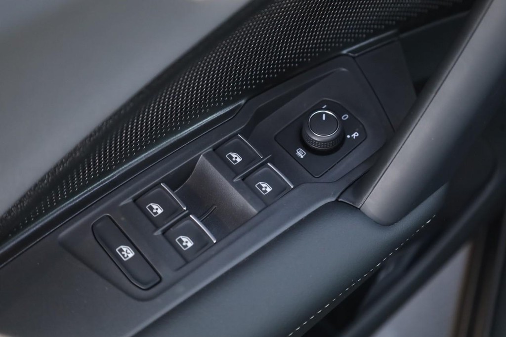 Volkswagen Tiguan Vehicle Full-screen Gallery Image 11