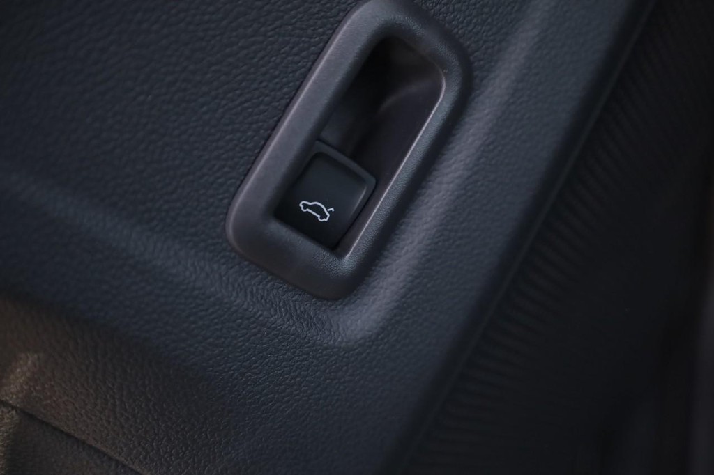 Volkswagen Tiguan Vehicle Full-screen Gallery Image 12