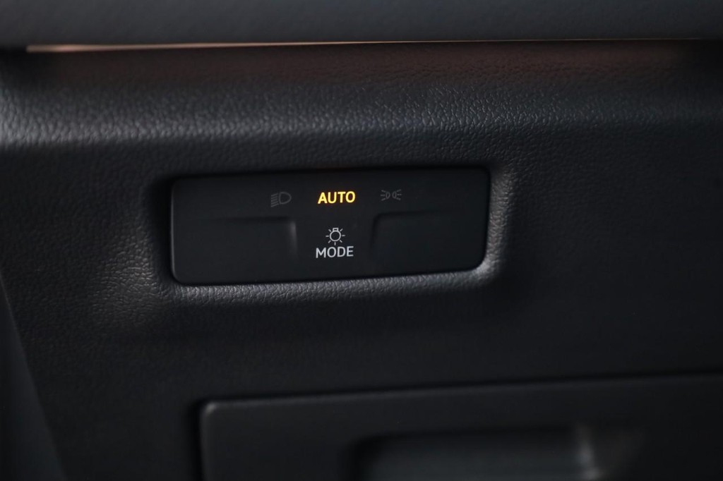 Volkswagen Tiguan Vehicle Full-screen Gallery Image 13