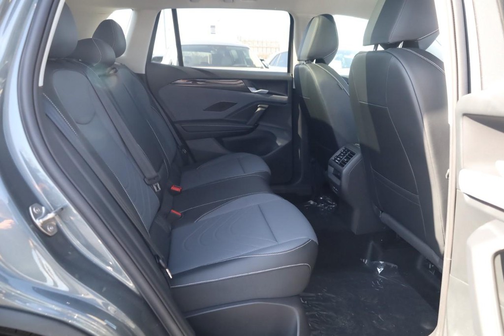Volkswagen Tiguan Vehicle Full-screen Gallery Image 21