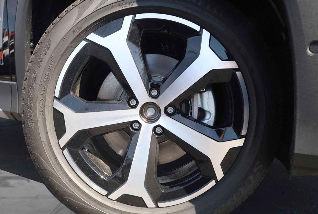 Volkswagen Tiguan Vehicle Full-screen Gallery Image 3