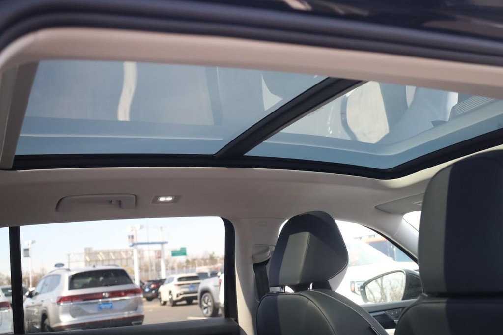 Volkswagen Tiguan Vehicle Full-screen Gallery Image 20