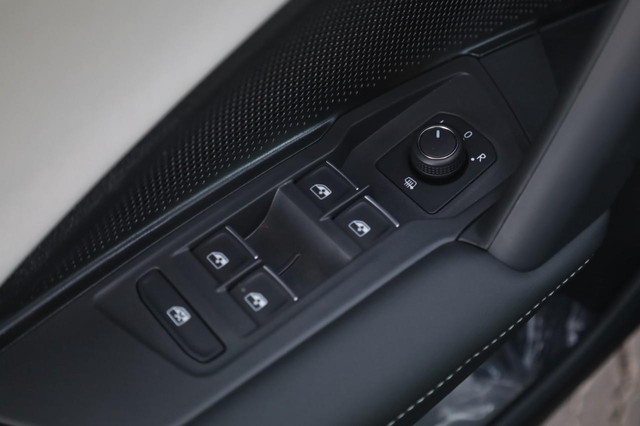 Volkswagen Tiguan Vehicle Image 11