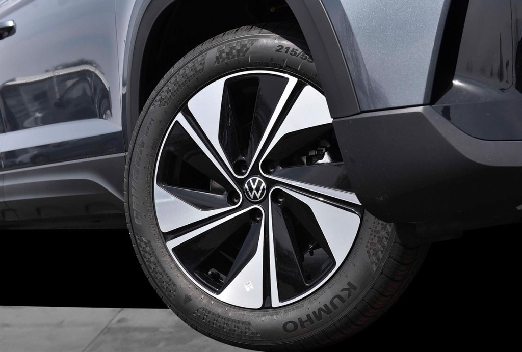 Volkswagen Taos Vehicle Full-screen Gallery Image 3