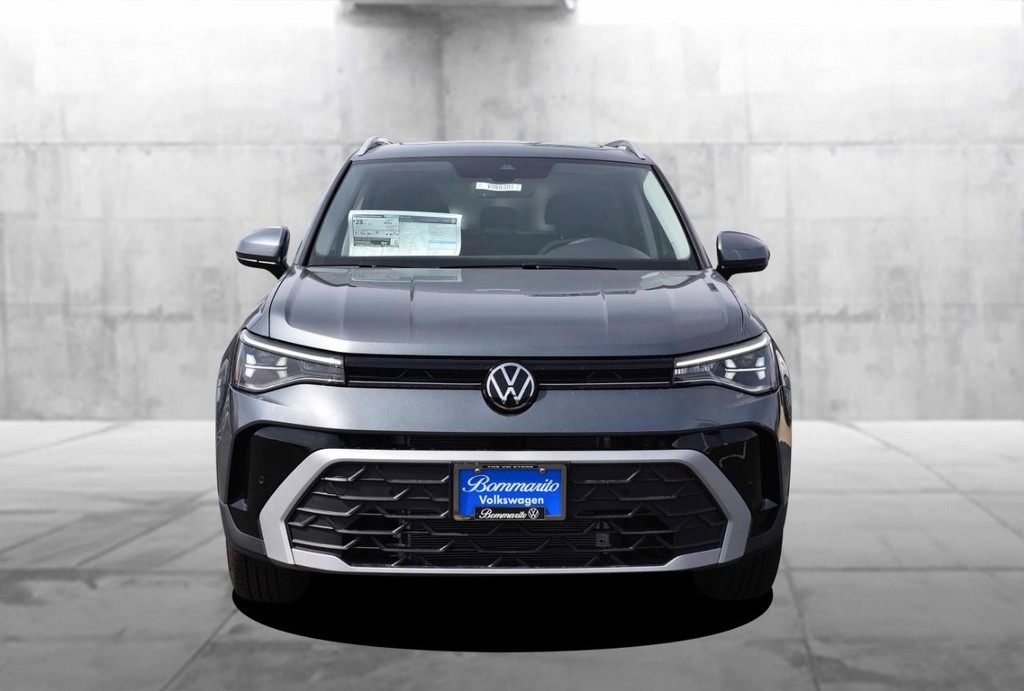 Volkswagen Taos Vehicle Full-screen Gallery Image 4