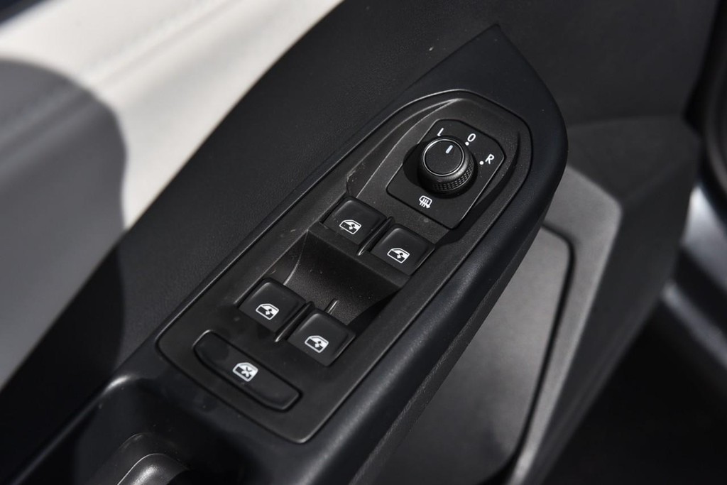 Volkswagen Taos Vehicle Full-screen Gallery Image 8