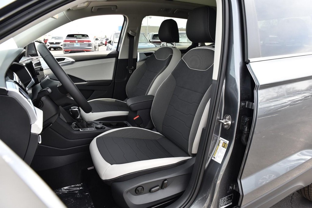 Volkswagen Taos Vehicle Full-screen Gallery Image 20