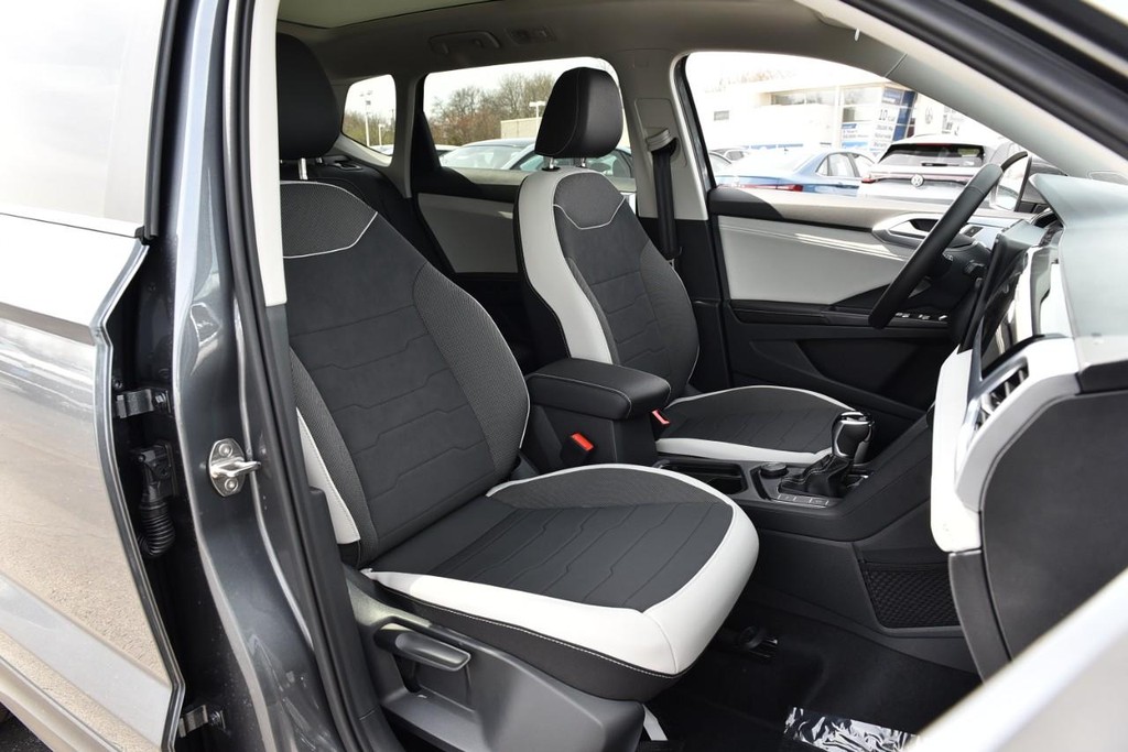 Volkswagen Taos Vehicle Full-screen Gallery Image 21
