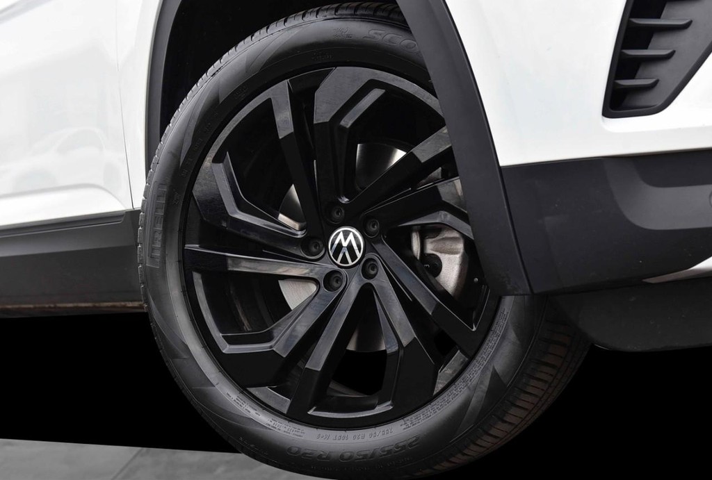 Volkswagen Atlas Vehicle Full-screen Gallery Image 3
