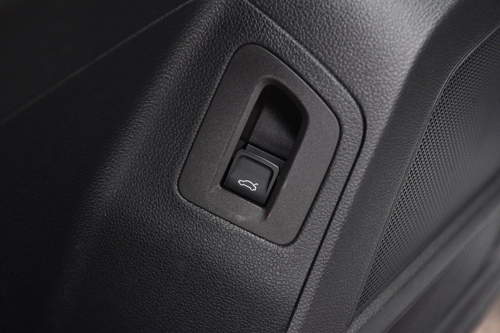 Volkswagen Atlas Vehicle Full-screen Gallery Image 9