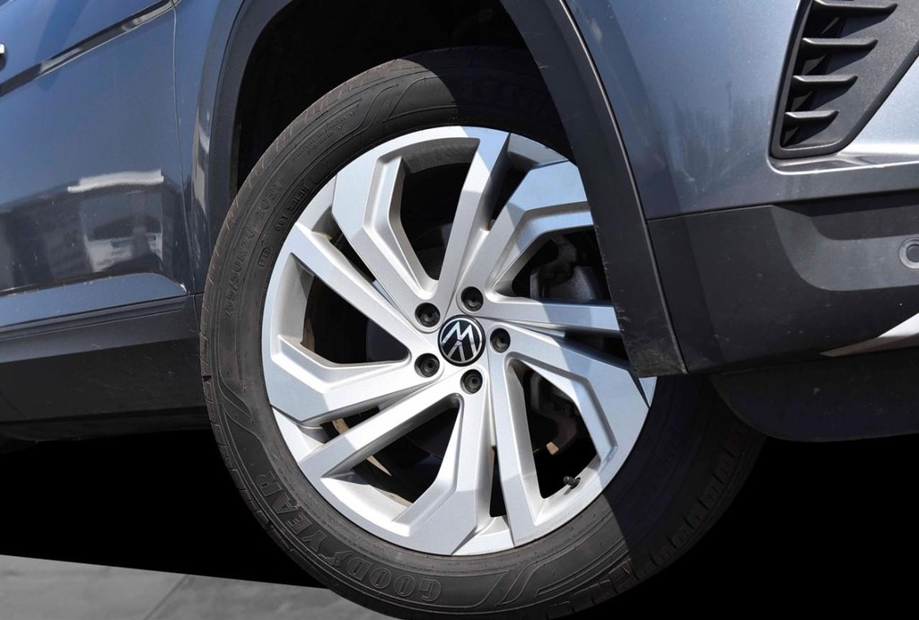 Volkswagen Atlas Vehicle Full-screen Gallery Image 3