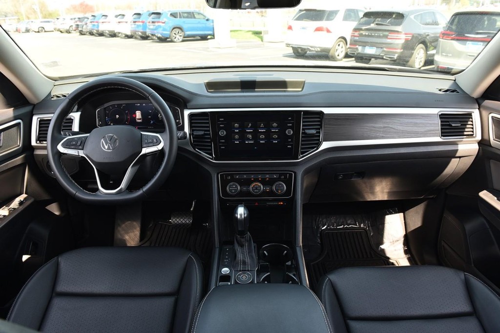 Volkswagen Atlas Vehicle Full-screen Gallery Image 7