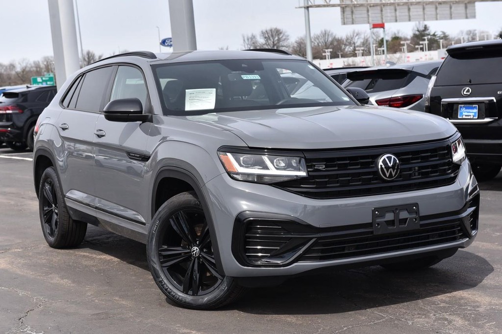 Volkswagen Atlas Cross Sport Vehicle Full-screen Gallery Image 2