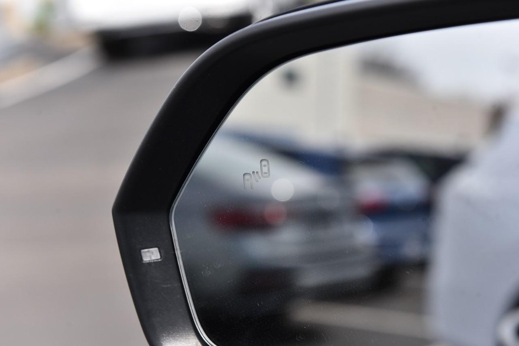 Volkswagen Atlas Cross Sport Vehicle Full-screen Gallery Image 10