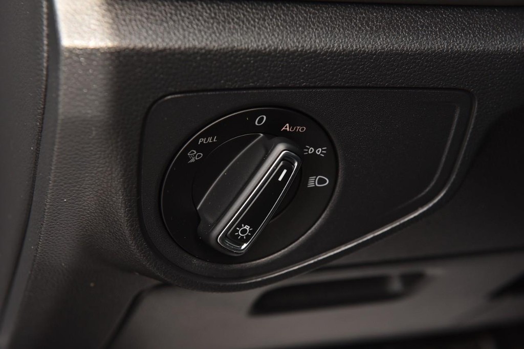 Volkswagen Atlas Cross Sport Vehicle Full-screen Gallery Image 11