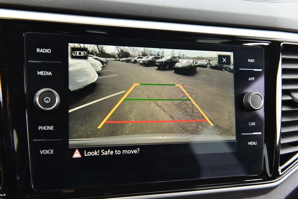 Volkswagen Atlas Cross Sport Vehicle Full-screen Gallery Image 13