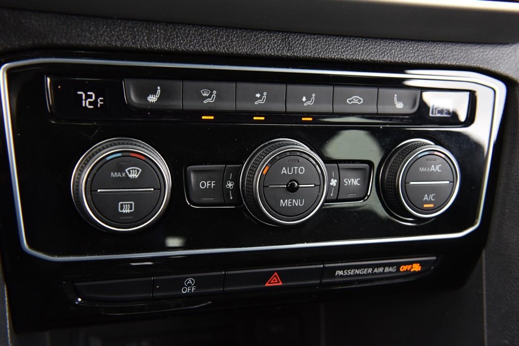 Volkswagen Atlas Cross Sport Vehicle Full-screen Gallery Image 15