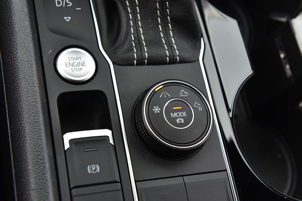 Volkswagen Atlas Cross Sport Vehicle Full-screen Gallery Image 17