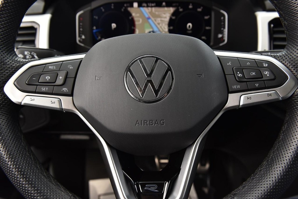 Volkswagen Atlas Cross Sport Vehicle Full-screen Gallery Image 18