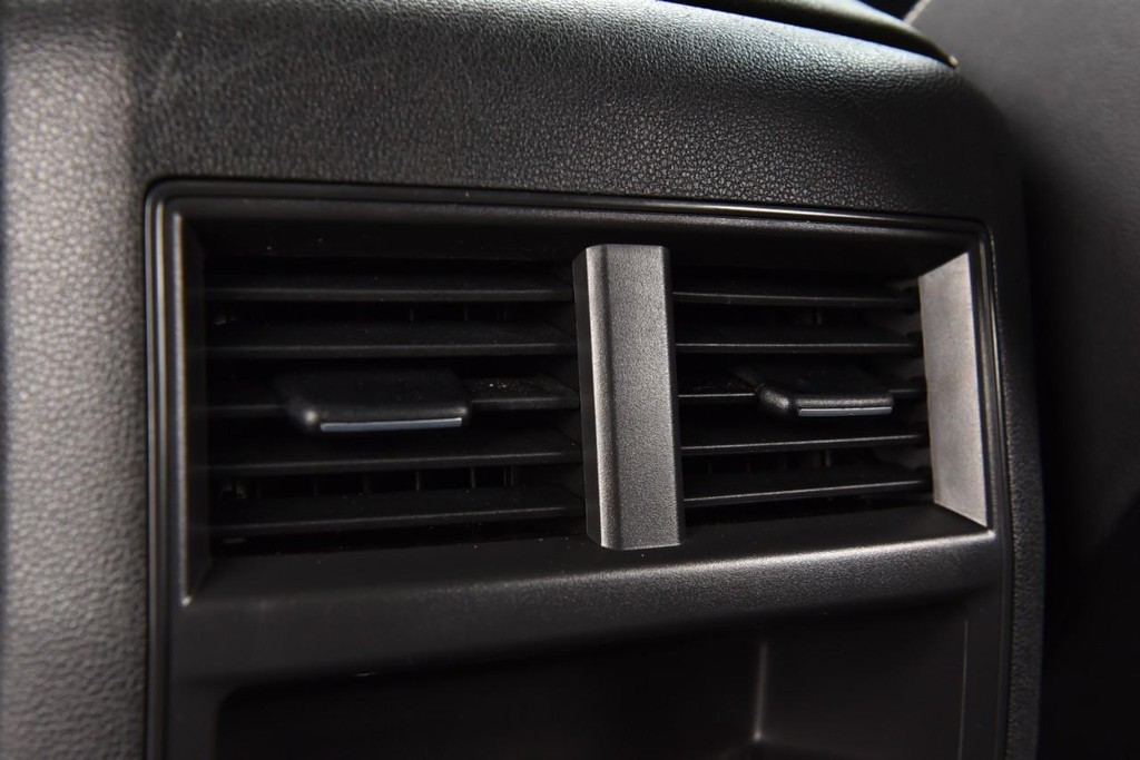 Volkswagen Atlas Cross Sport Vehicle Full-screen Gallery Image 23