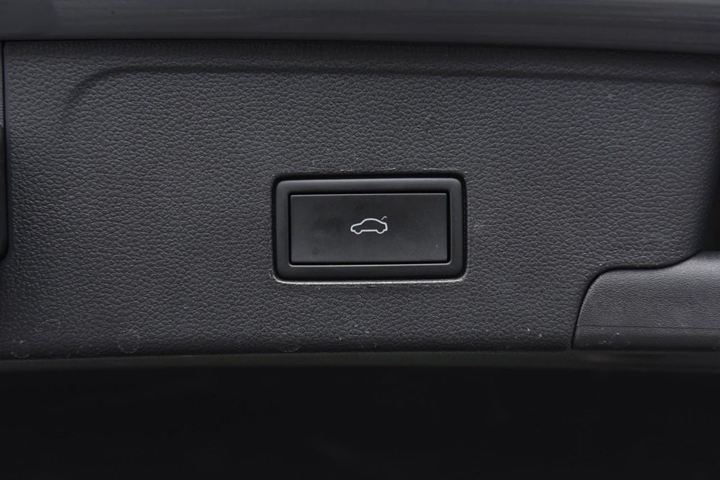 Volkswagen Atlas Cross Sport Vehicle Full-screen Gallery Image 26