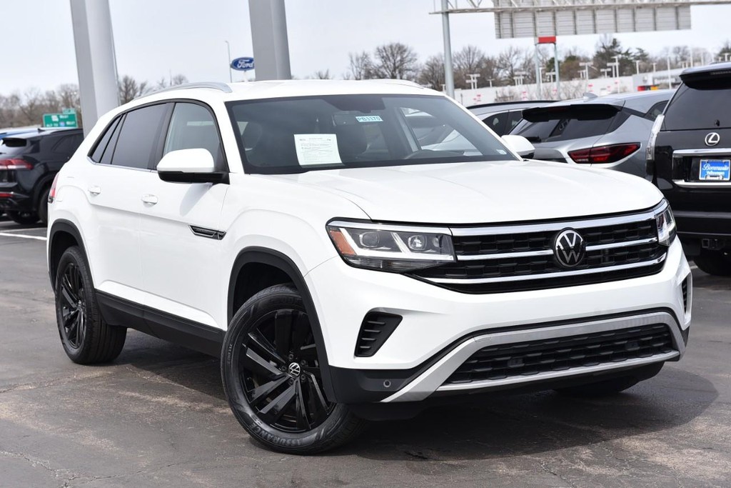 Volkswagen Atlas Cross Sport Vehicle Full-screen Gallery Image 2