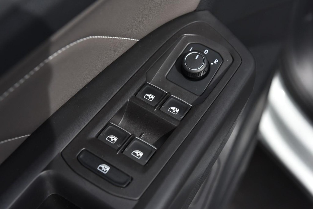 Volkswagen Atlas Cross Sport Vehicle Full-screen Gallery Image 8