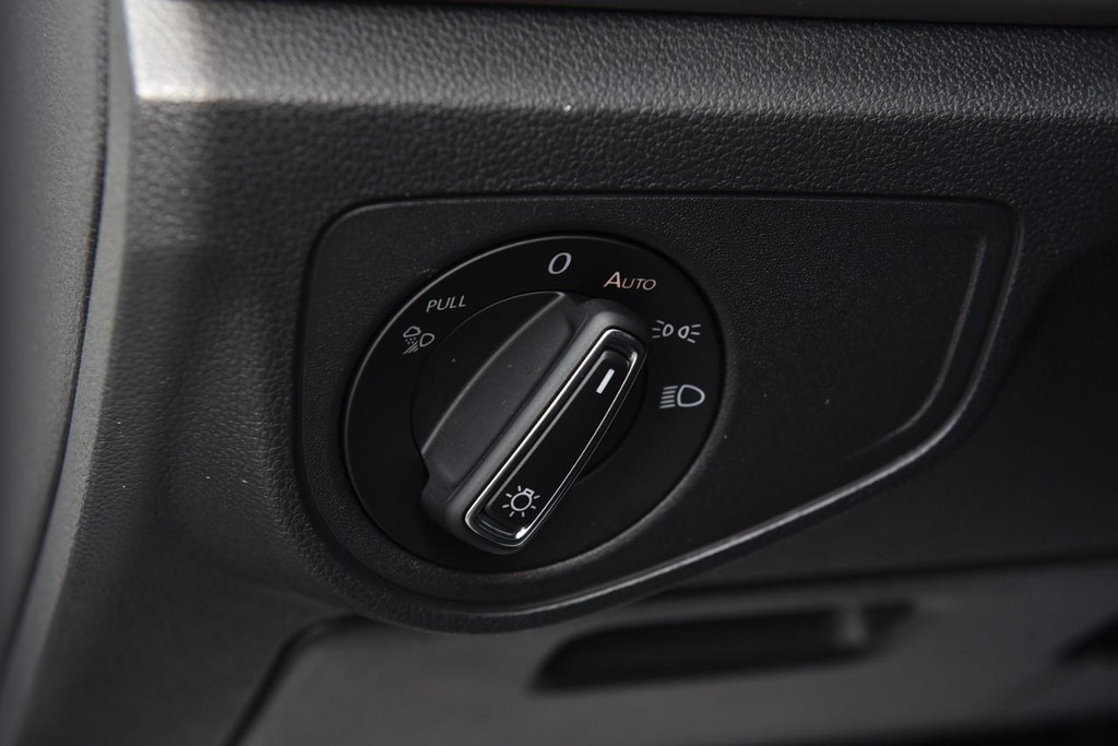 Volkswagen Atlas Cross Sport Vehicle Full-screen Gallery Image 11