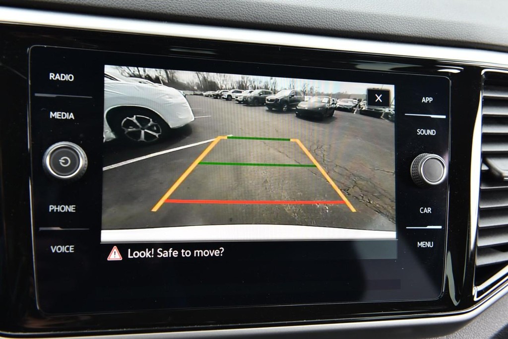 Volkswagen Atlas Cross Sport Vehicle Full-screen Gallery Image 13