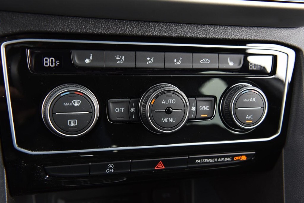 Volkswagen Atlas Cross Sport Vehicle Full-screen Gallery Image 15