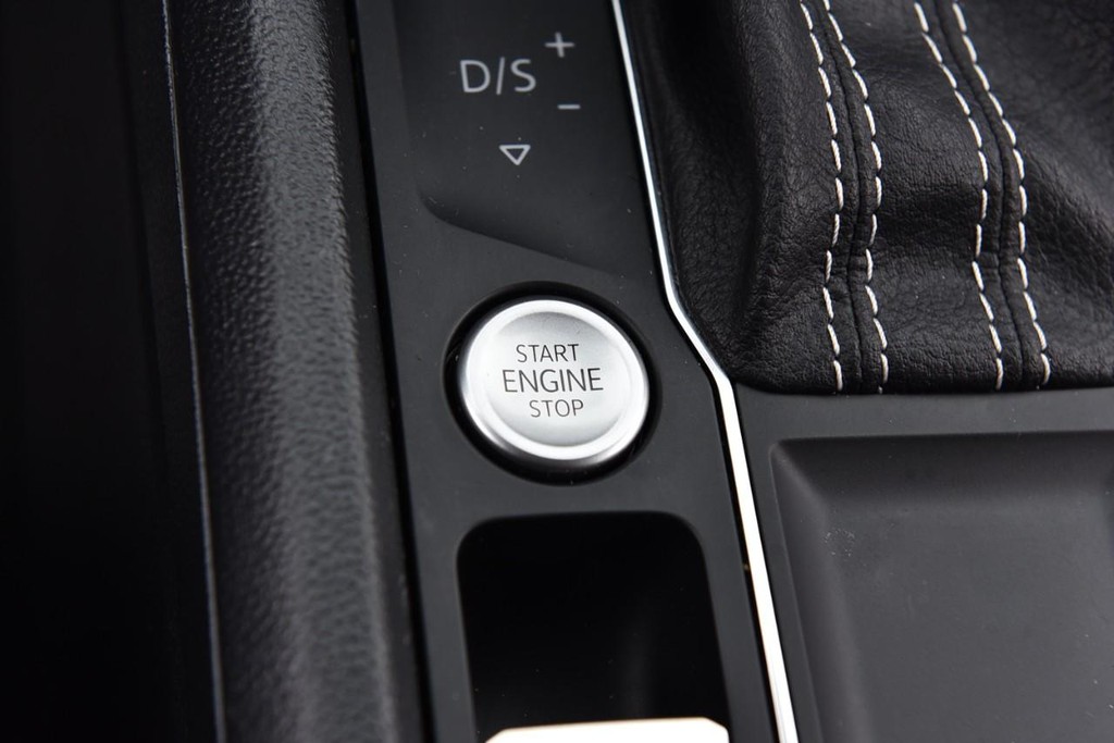 Volkswagen Atlas Cross Sport Vehicle Full-screen Gallery Image 17