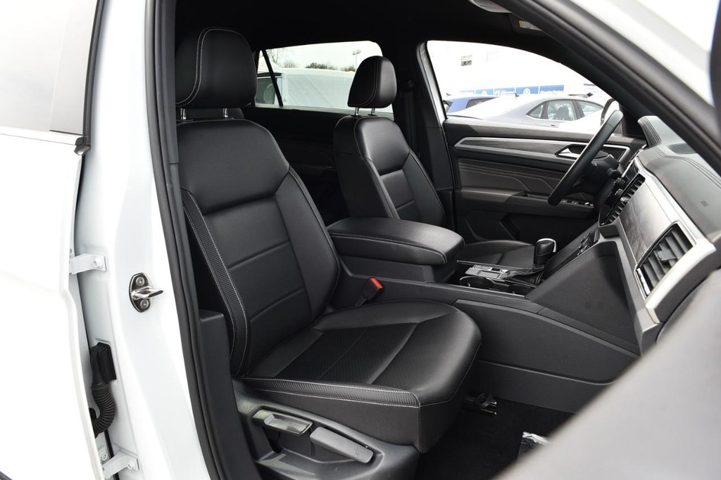 Volkswagen Atlas Cross Sport Vehicle Full-screen Gallery Image 20