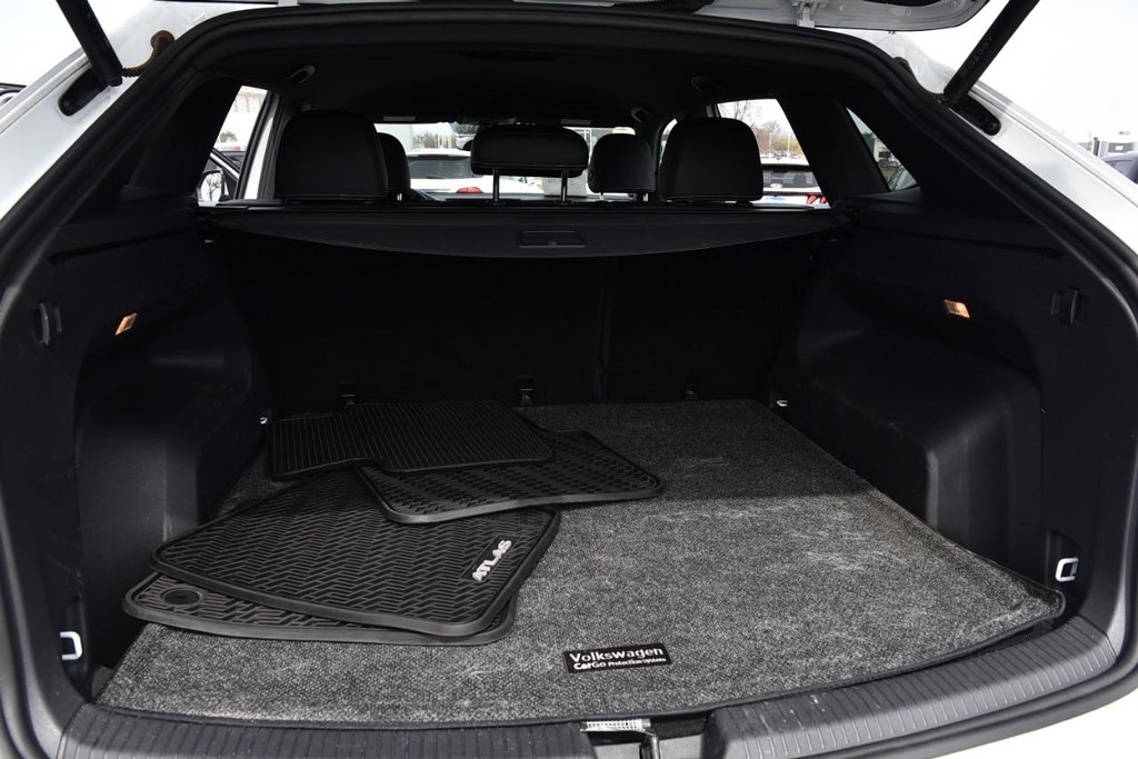 Volkswagen Atlas Cross Sport Vehicle Full-screen Gallery Image 24