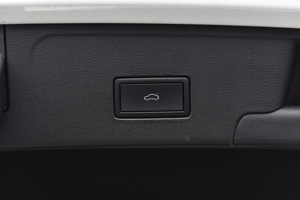 Volkswagen Atlas Cross Sport Vehicle Full-screen Gallery Image 25