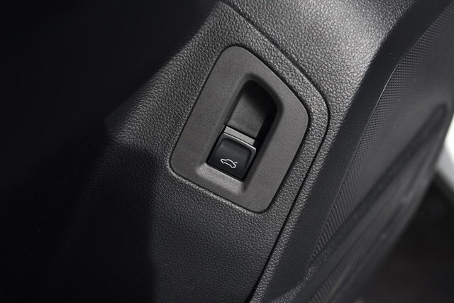 Volkswagen Atlas Cross Sport Vehicle Image 09