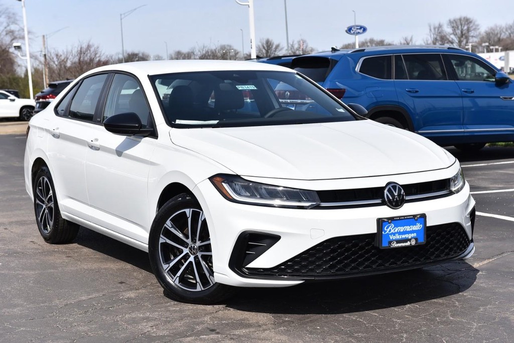 Volkswagen Jetta Vehicle Full-screen Gallery Image 2