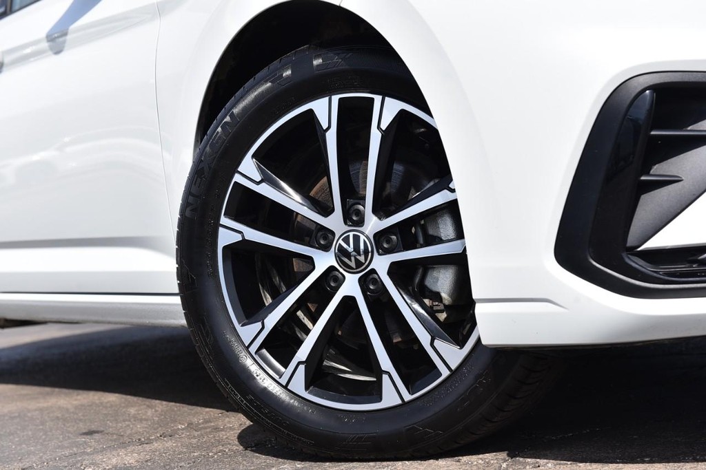 Volkswagen Jetta Vehicle Full-screen Gallery Image 3