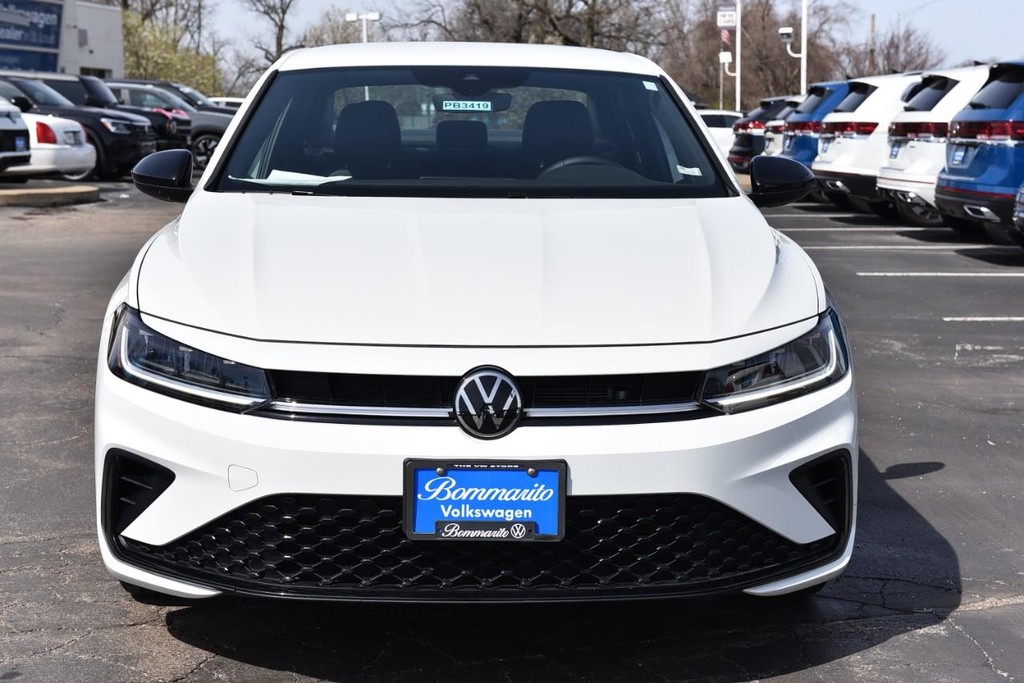 Volkswagen Jetta Vehicle Full-screen Gallery Image 4