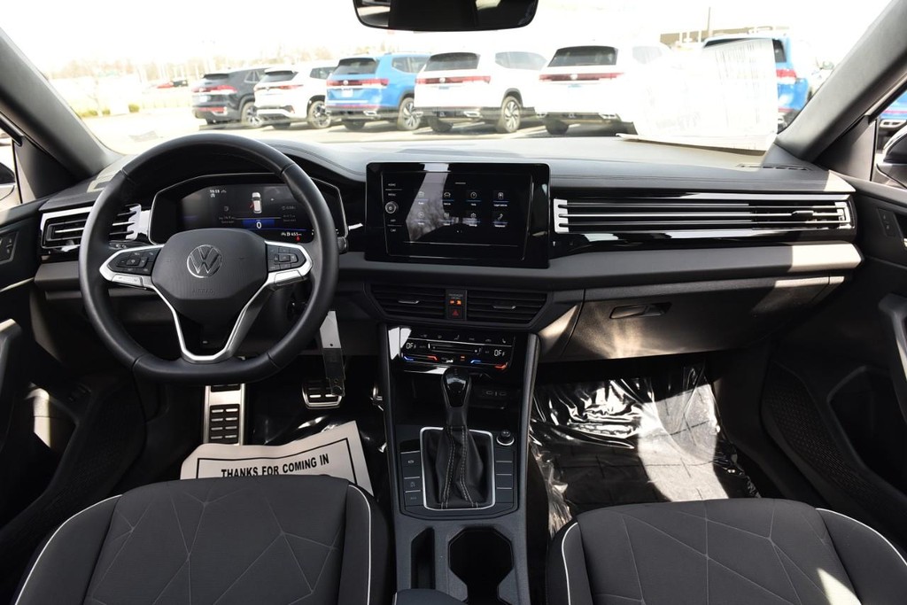 Volkswagen Jetta Vehicle Full-screen Gallery Image 7