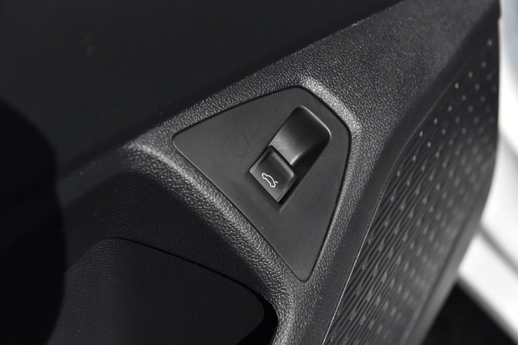 Volkswagen Jetta Vehicle Full-screen Gallery Image 9